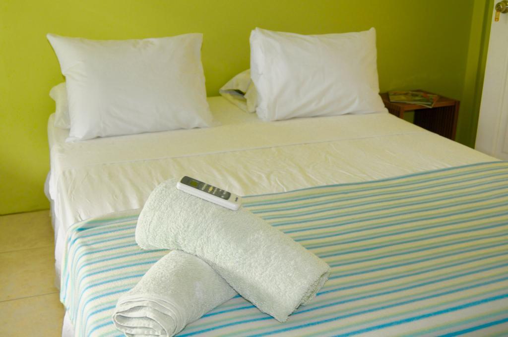 Fish Tobago Guesthouse Buccoo Chambre photo
