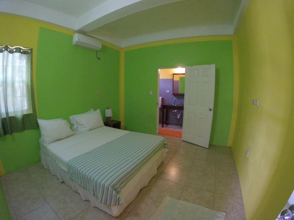 Fish Tobago Guesthouse Buccoo Extérieur photo