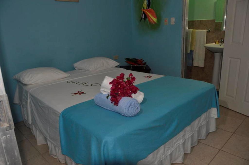 Fish Tobago Guesthouse Buccoo Extérieur photo